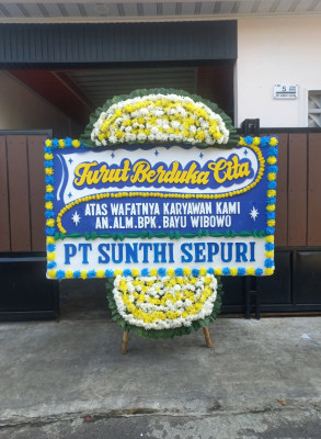 Papan Bunga Duka di Kayu Merah