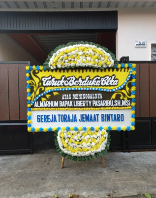 Papan Bunga Duka di Kayu Merah