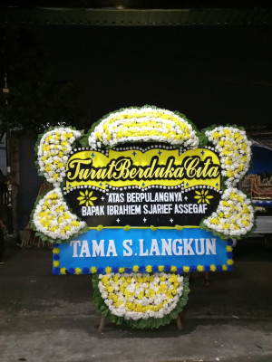 Papan Bunga Duka di Kayu Merah